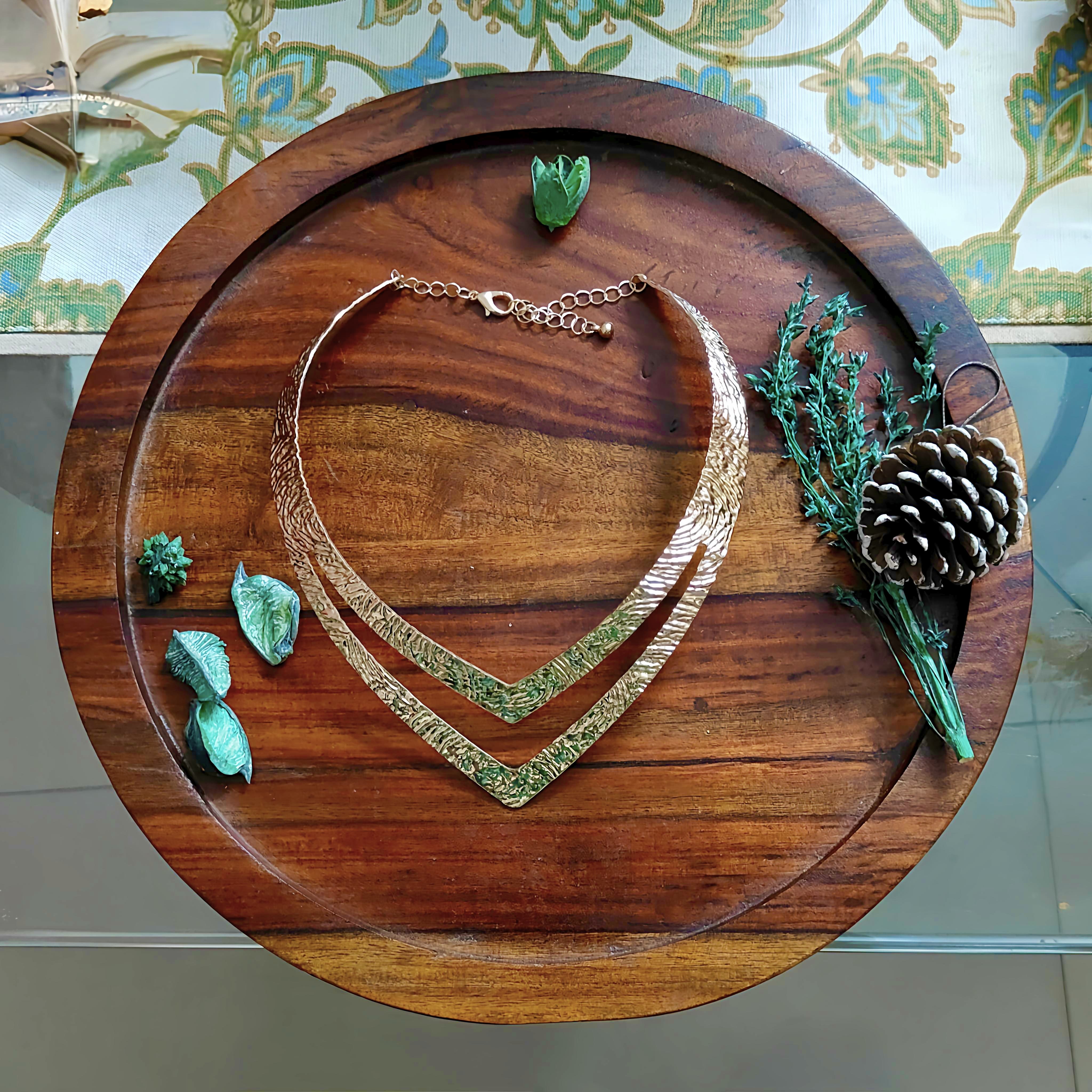 Bold Dual-Layer V Choker