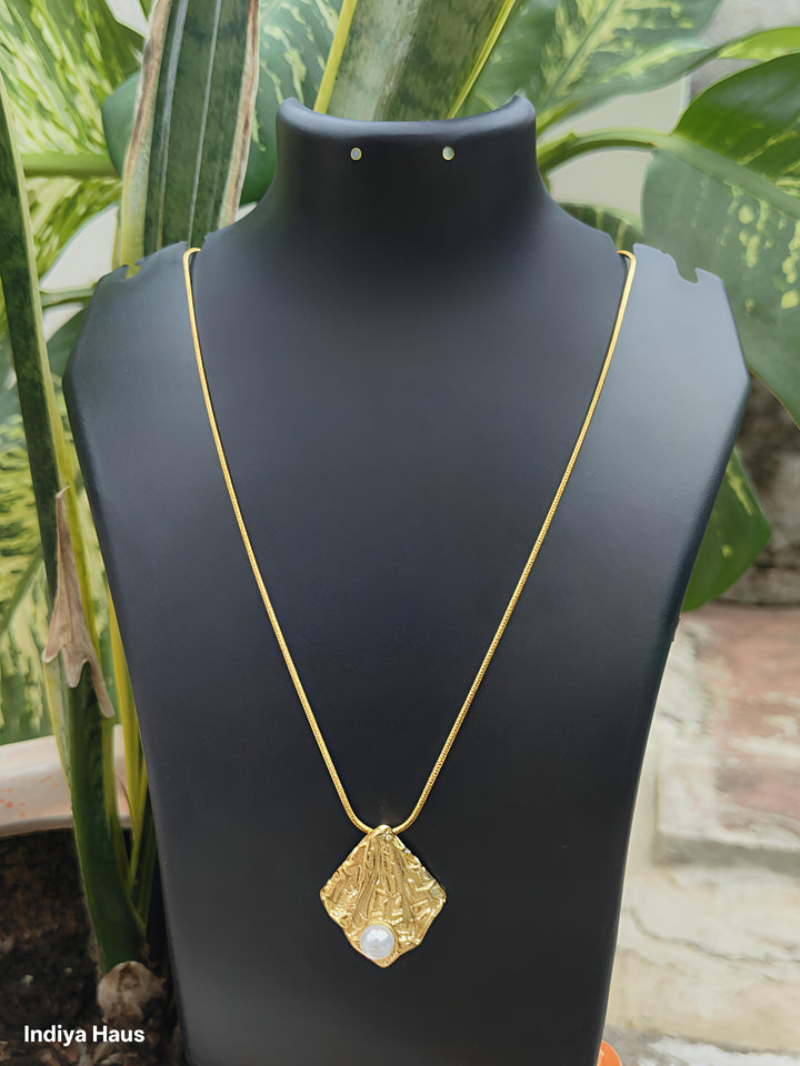 Textured Gold Pendant Necklace