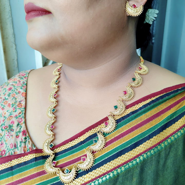 Elegant Crescent Harmony: Gold-Toned Necklace Set