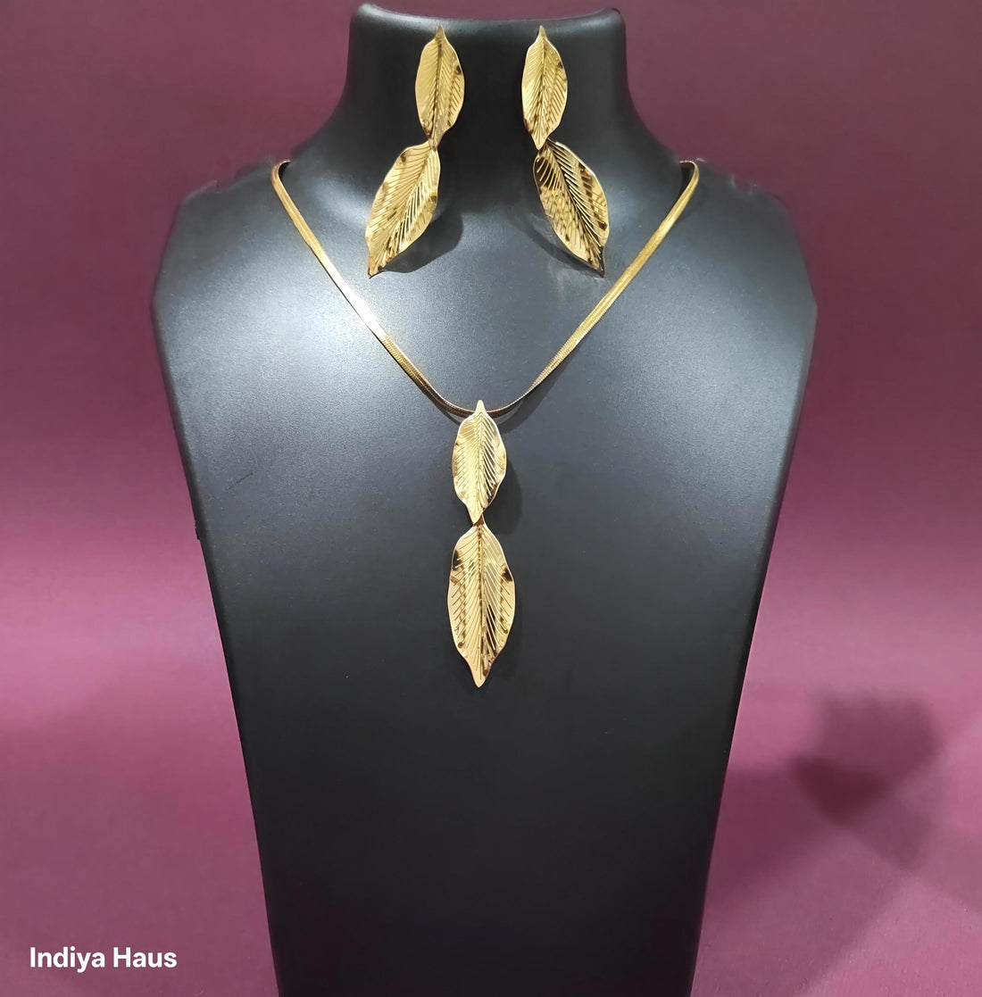 Elegant Gold Leaf Pendant Necklace Set