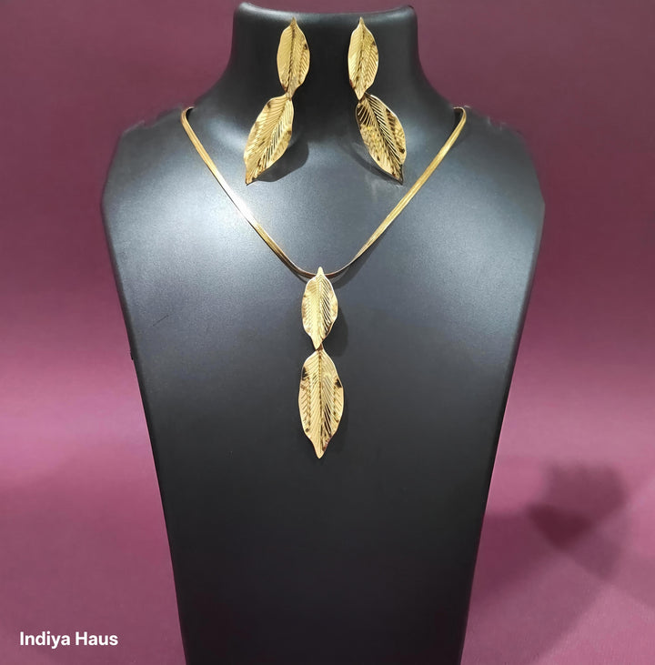 Elegant Gold Leaf Pendant Necklace Set