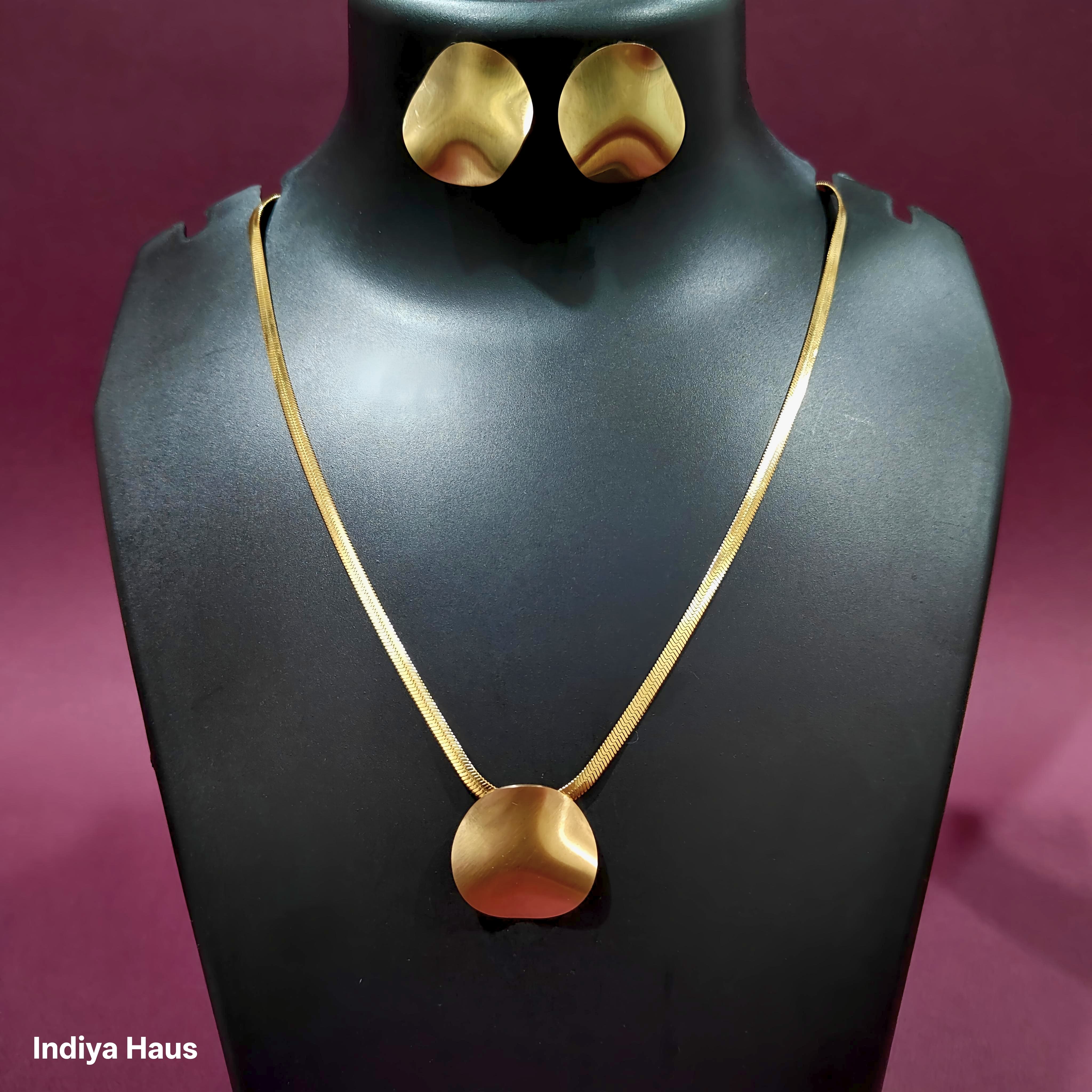 Hammered Gold Pendant Necklace Set