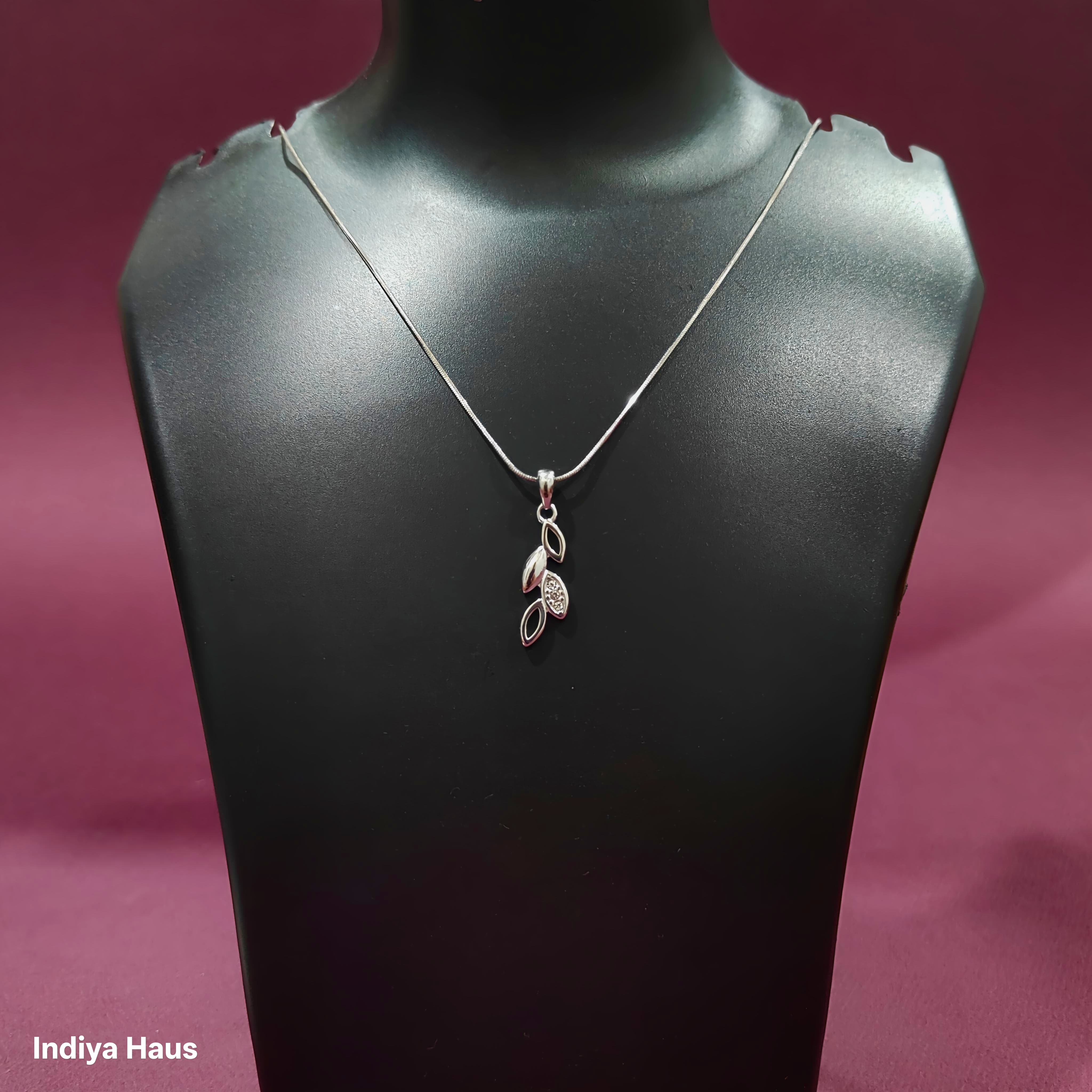 Elegant Silver Leaf Pendant Necklace