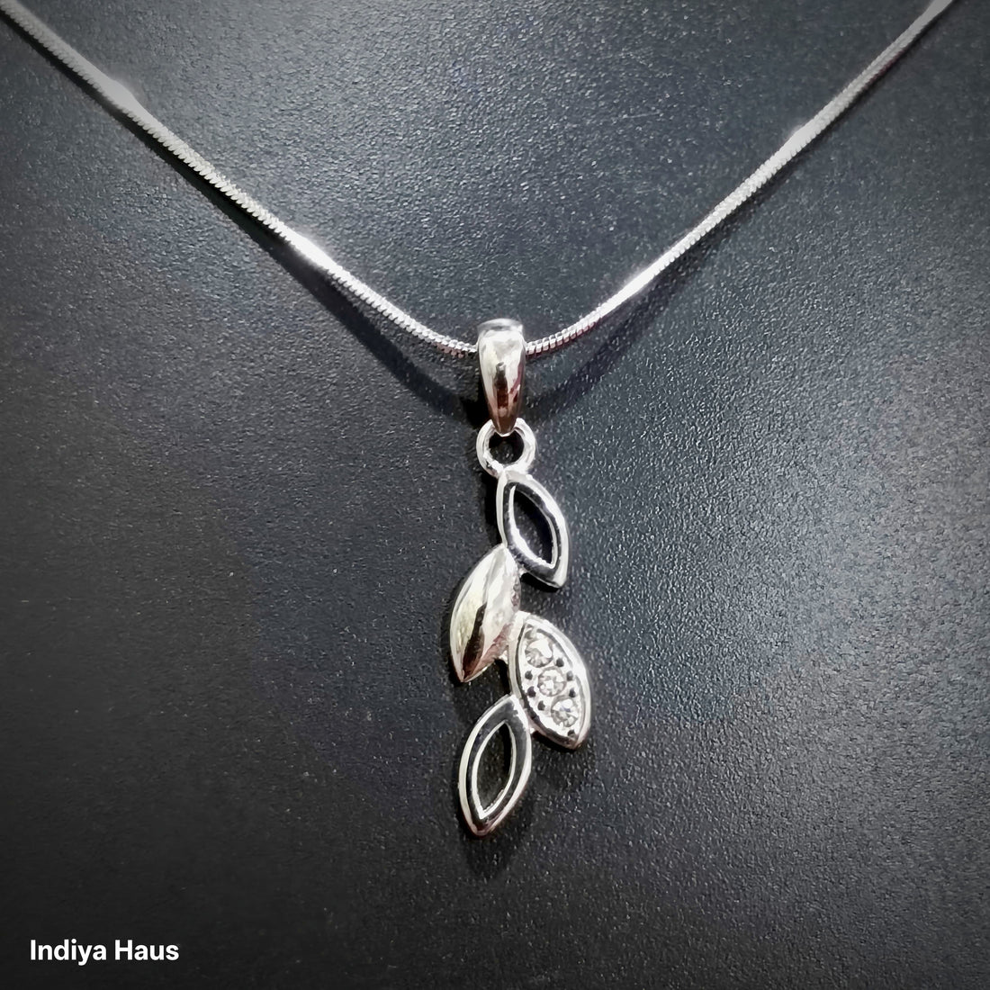 Elegant Silver Leaf Pendant Necklace
