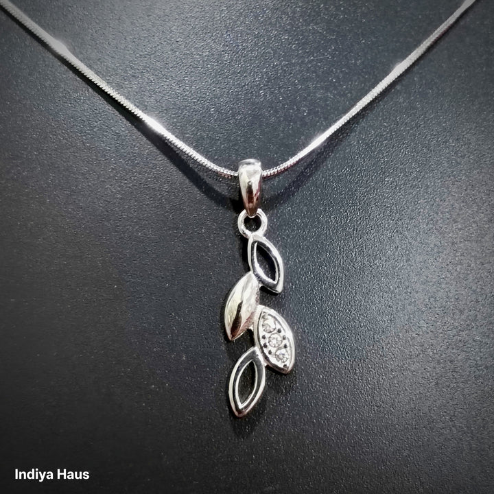 Elegant Silver Leaf Pendant Necklace